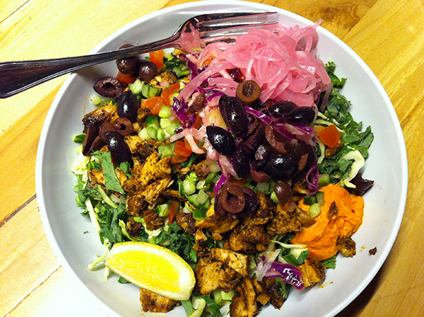 Salad bowl with chicken and lots of toppings!